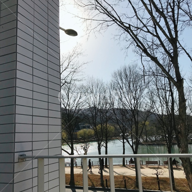 난간,건물,풍경,야외,햇살,날씨,outdoor,scenery,wall,벽돌,호수,산책,walk,takeawalk,stroll,building
