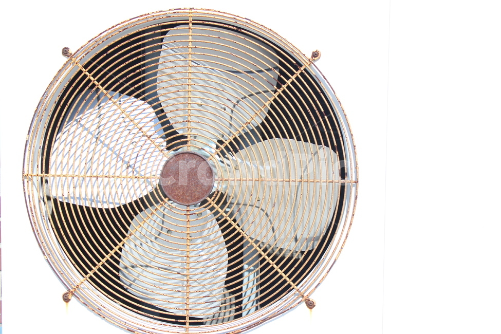 실외기,프로펠라,하얀색,날개,녹슨,사물,물건,오브젝트,thing,object,matter,누끼,remove background