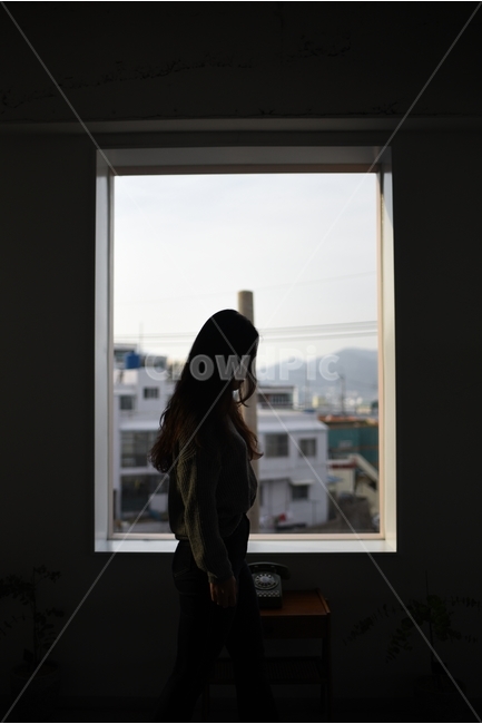 일반인,창가,실루엣,그림자,여자모델,옆모습,쓸쓸함,사람,인물,인간,human,person,여성,여자,woman,female,lady,인물실루엣,사람실루엣,character silhouette,human silhouette,고독함,외로움,쓸쓸함,우울함,슬픔,lonely,solitary,sleeve,소매,clothing,의류,apparel,의복