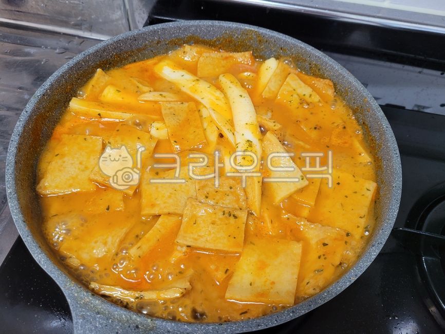 rose sauce,Rice cake,snack,Fish cake,Korean,spicy,sauce,food,meal,parsley,ros,Soup Tteokbokki,rice cake,Korean food,tteokbokki,rose,cooking,frying pan,Rose Tteokbokki,sweet,koreanfood
