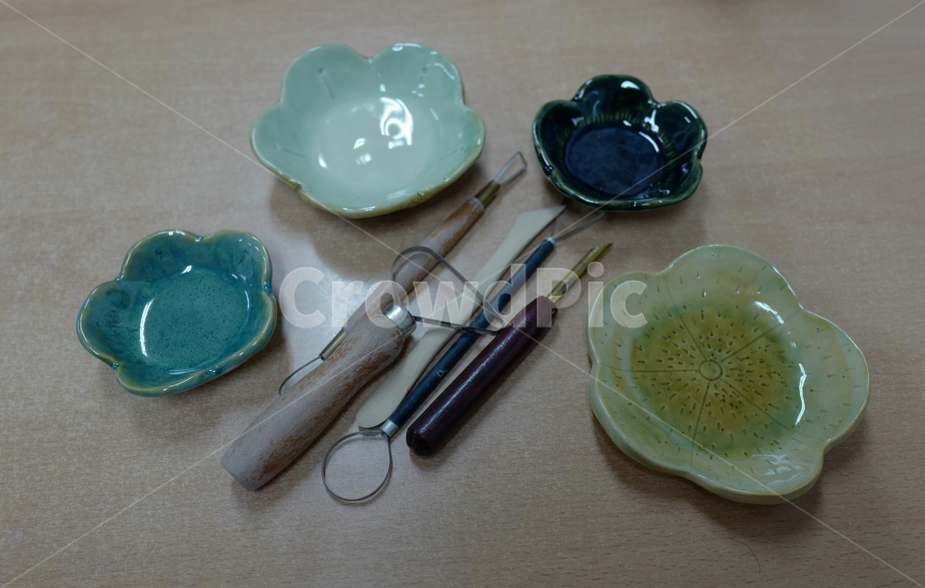 도자기,손,흙,사기,질흙,제품,도기,자기,점토예술,작품,도공,공예가,핸드메이드,한국도자기전통도자기,보물,국보,박물관,질그릇,명품,장인,전통,역사,아티스트,국산,주문제작,선물,기념품문화예술,미술,공예,백자,청자,고려자,기토기,장식품,전시품,장식,전시,집중,세밀한,정교한,조심스러운,작업,예술혼,문화,도자기예술인간문화재,수공예,집중력,혼,예술가ceramicware,art,hand,Dirt,fraud,clay,product,pottery,porcelain,works,craftsman,handmade,Koreanpottery,traditionalpottery,treasure,nationaltreasure,사람,인물,인간,human,person,신체일부,몸,body,꽃,예술,art,사물,물건,오브젝트,thing,object,matter