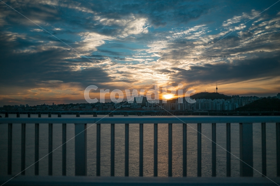 일몰풍경,한강일몰,한남대교,풍경사진,감성사진,색감,일상,도시,풍경,city,landscape,한국도시풍경,한국도시경관,korea cityscape,railing,난간,handrail,banister