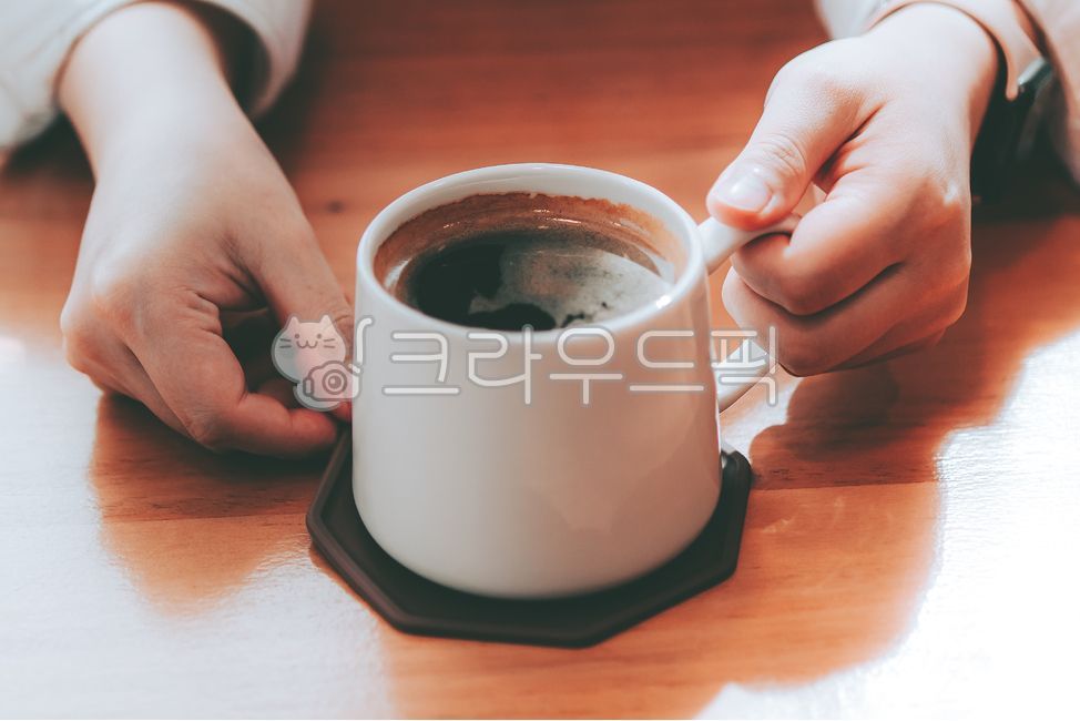 커피,아메리카노,coffee,머그잔,머그,컵,커피잔,커피컵,cup,coffeecup,카페,휴식,디저트,테이블,식탁,손,받침