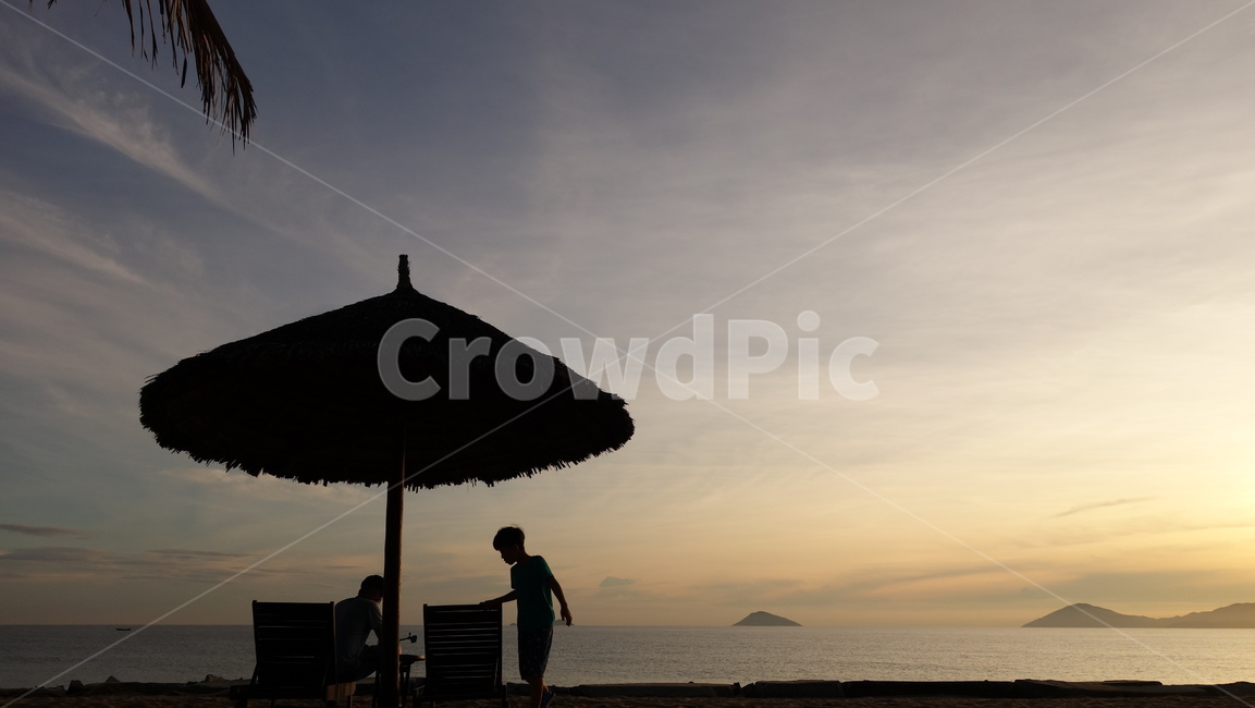 해변,썬배드,역광,하늘,부자,해변,바다,beach,sea,사람,인물,인간,human,person,어린이,어린아이,child,children,kid,실루엣,그림자,silhouette,shadow,여행,휴가,traveling,vacation,trip
