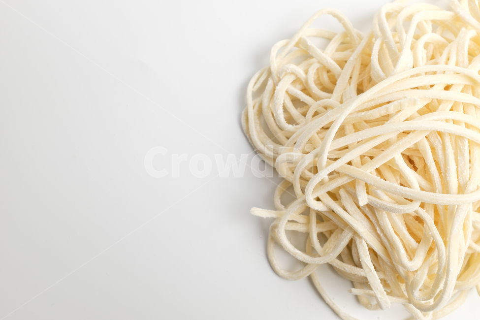칼국수,면,밀가루,국수,생면,음식,식사,날것,요리,식재료,재료,식품,음식재료,얇은,두꺼운,밀,부드러운,맛있는,하얀색,반죽,탄수화물,생칼국수,음식,식재료,요리,food,cook,meal,dishes,food reserves