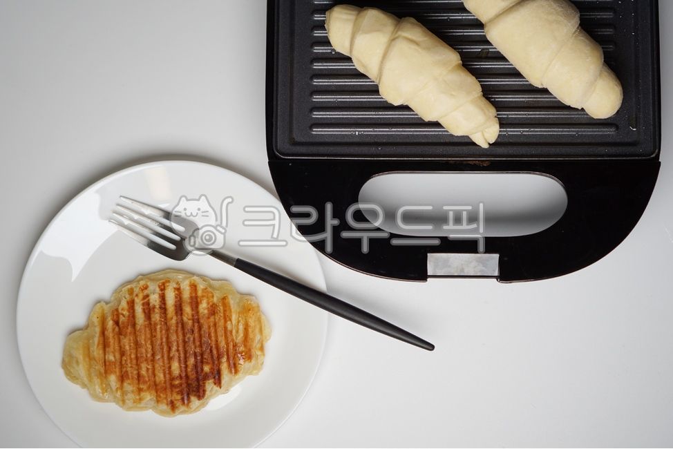 크로플,크로아상,크로와상,크로아상생지,와플메이커,샌드위치메이커,그릴,구운,베이커리,고소한,따뜻한,맛있는,바삭한,촉촉한,굽는,그릴팬,전기팬,브라운,갈색,그을린,디저트,후식,간식,요리,생지,bread,빵,food,음식