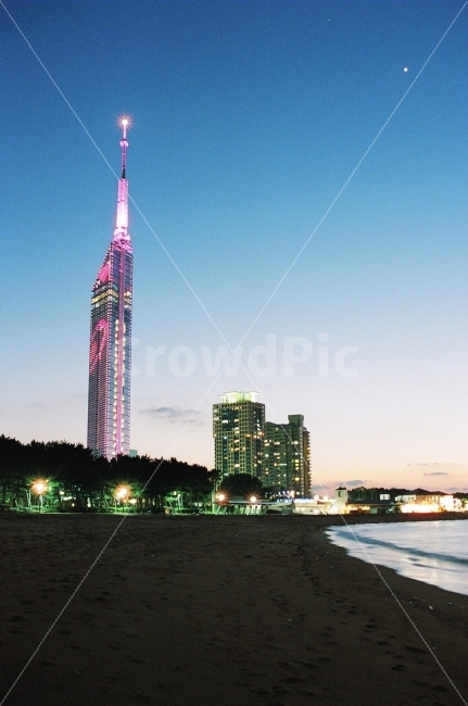 후쿠오카,후쿠오카타워,모모치해변,일본,필름,여행,FM2,KODAKPORTRA800,해변,바다,beach,sea,도시,풍경,city,landscape,야경,밤,nightscape,night,해외,외국,세계,foreign,oversea,world,랜드마크,landmark,tourist attraction,감성,sensible,feeling,building,건물,steeple,뾰족한 탑,spire,첨탑,architecture,건축물,tower,탑,town,urban,어반,시티