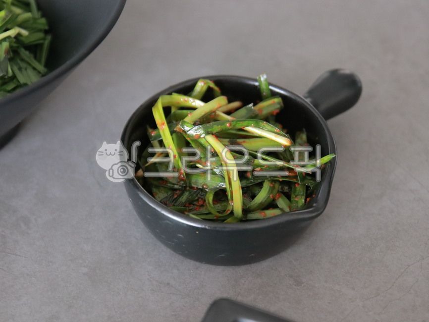 side dish,Geotjeori,chive kimchi,seasoned,Korean,chives,food