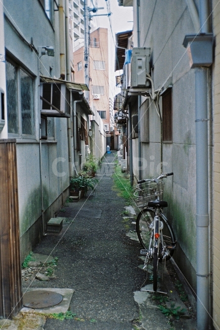 골목,자전거,일본,여행,감성,필름,필름카메라,도시,풍경,city,landscape,골목길,alley,감성,sensible,feeling,vehicle,차량,transportation,교통,bicycle,bike