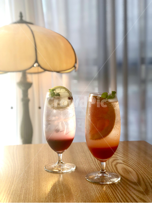 에이드,카페,음료,칵테일,마실것,beverage,drink,음주,cocktail,alcohol,알코올,테이블,나무,table,ade,lemon,orange,레몬,오렌지,허브,herb,조명,lamp,인테리어,커텐