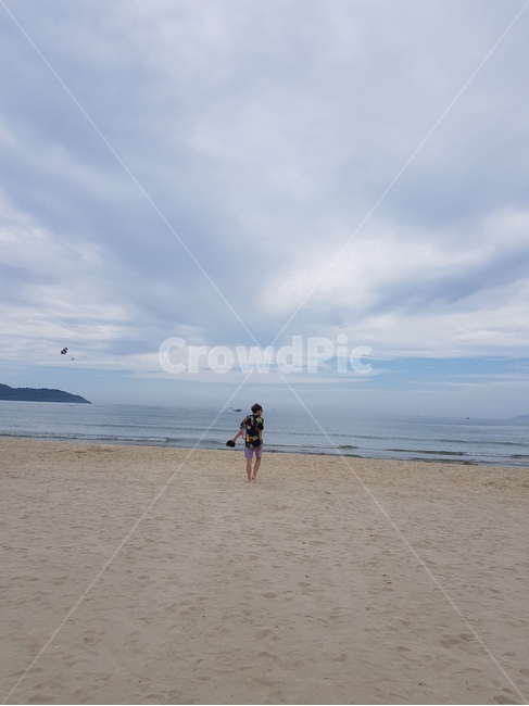 남자,뒷모습,바다,해변,해외,모레,모레사장,하늘,풍경