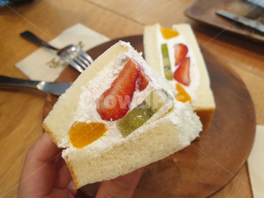 음식,food,샌드위치,크림,빵,과일,빵,bread,디저트,간식,후식,dessert,snack