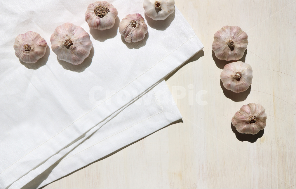 사진,마늘,야채,채소,햇마늘,나무,원목,질감,재질,빈티지,육쪽마늘,깐마늘,패브릭,갈릭,통마늘,재료,식자재,텍스처,garlic,wholegarlic,vegetable,food,wood,texture,음식,식재료,요리,food,cook,meal,dishes,food reserves,채소,야채,vegetables