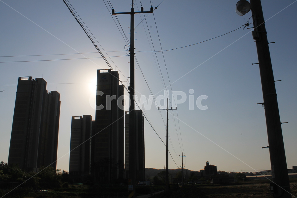 실루엣,silhouette,아파트,전봇대,전신주,하늘,푸른하늘,파란하늘,telephonepole,utilitypole,telegraphpole,cable,케이블