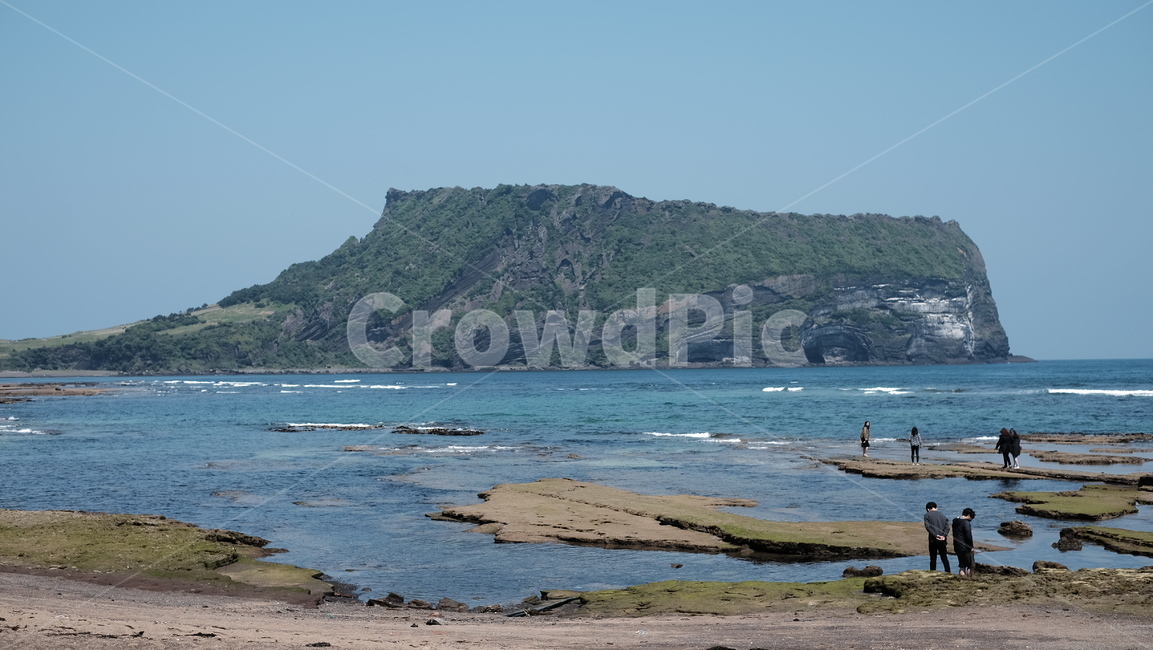 제주,바다,하늘,자연,바람,자연,풍경,nature,landscape,한국자연풍경,한국자연경관,korea nature landscape,제주도,jeju,jeju island,사람들,대중,군중,other people,crowd,land,땅,outdoors,옥외,water,물,shoreline,해안선,sea,ocean,대양,promontory,곶,human,인간,person,사람