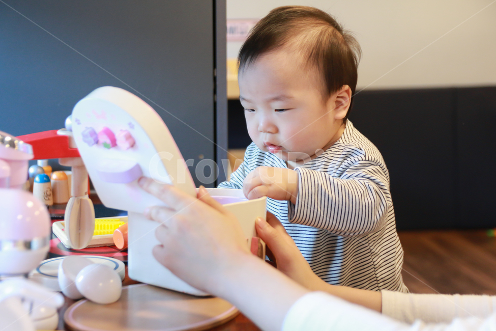 아기,아이,육아,장난감,부엌놀이,놀이,부엌,토이,남자아기,남자아이,사람,교육,인지발달,발달,성장,귀여운,작은,사랑스런,호기심,재미있는,즐거운,엄마,아가,젊은,여성,소꿉놀이,키친,주방,역할놀이,사람,인물,인간,human,person,영유아,아기,애기,아이,infants,baby