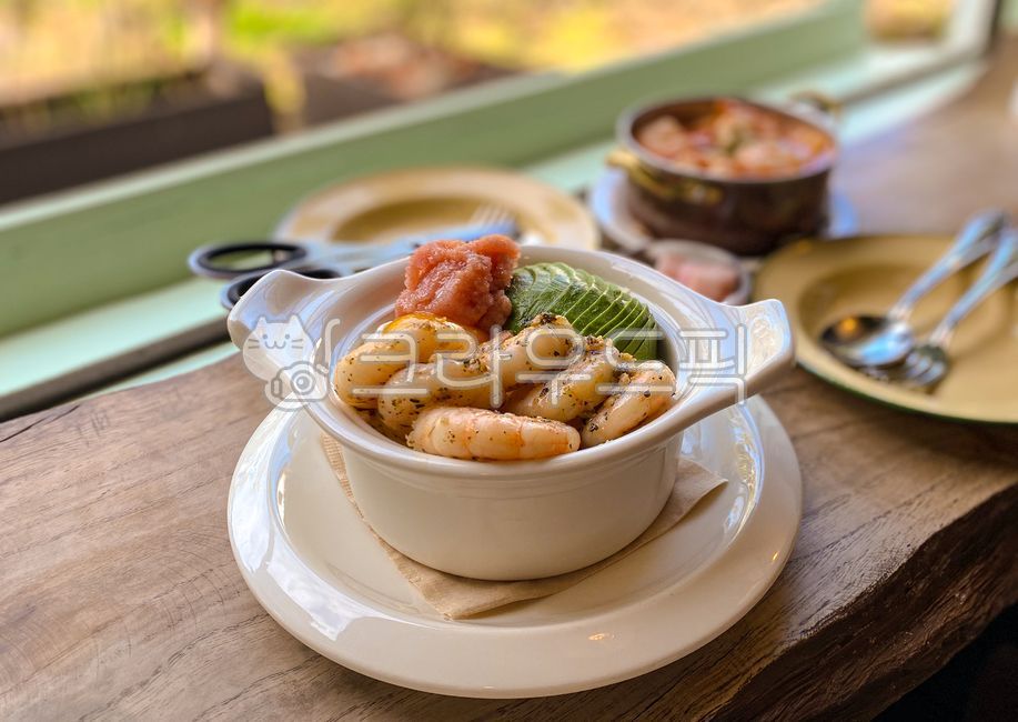 받침접시,새우,새우비빔밥,새우요리,요리,그릇,접시,플레이팅