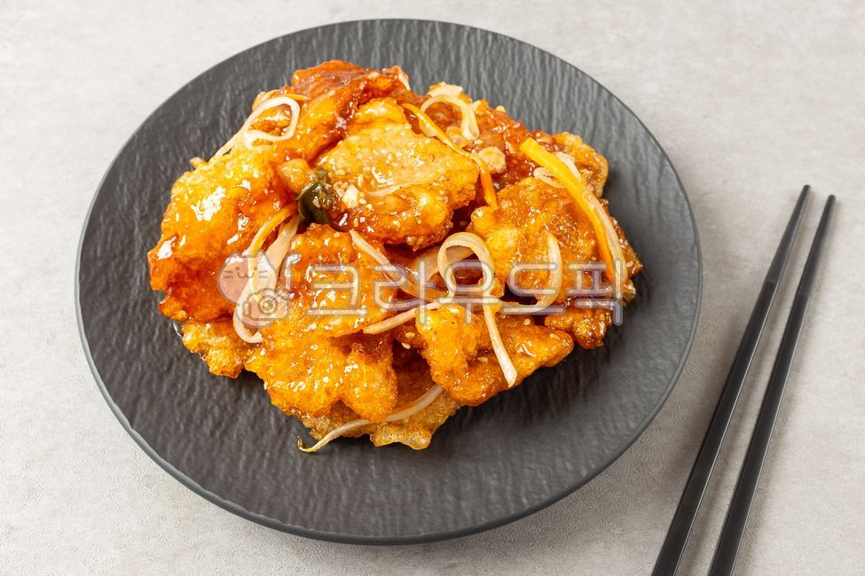 Guo Bao Rou,Chinese food,Sweet and sour pork,Fried pork,Vinegar sauce,Crispy meat,Asian food,Onion sauce,Fried food,Traditional food,Black plate,Authentic taste,Chinese food,Sweet and sour,Meat dish