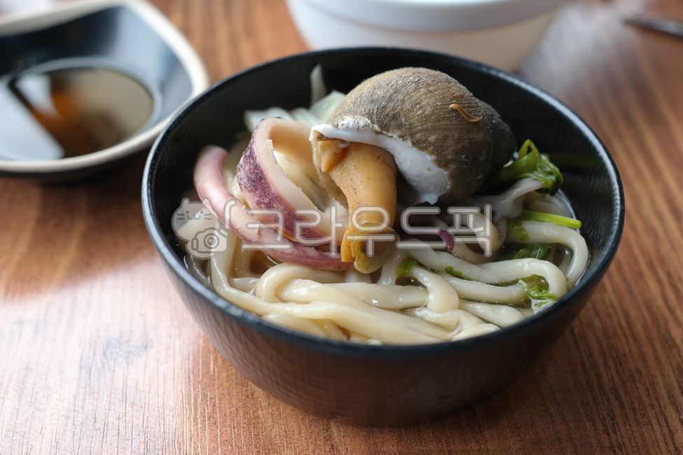 골뱅이,칼국수,해물칼국수,음식,요리,식사,면류,면요리,면,국수,야채,채소,국물,냄비,seasnail,noodlesoup,seafoodnoodlesoup,cooking,meals,noodles,vegetables,soup,cook,meal,pot,koreanfood,koreandishes,koreanmeal,koreancook,hot,steamy,food,ingredient,seafood,boiled