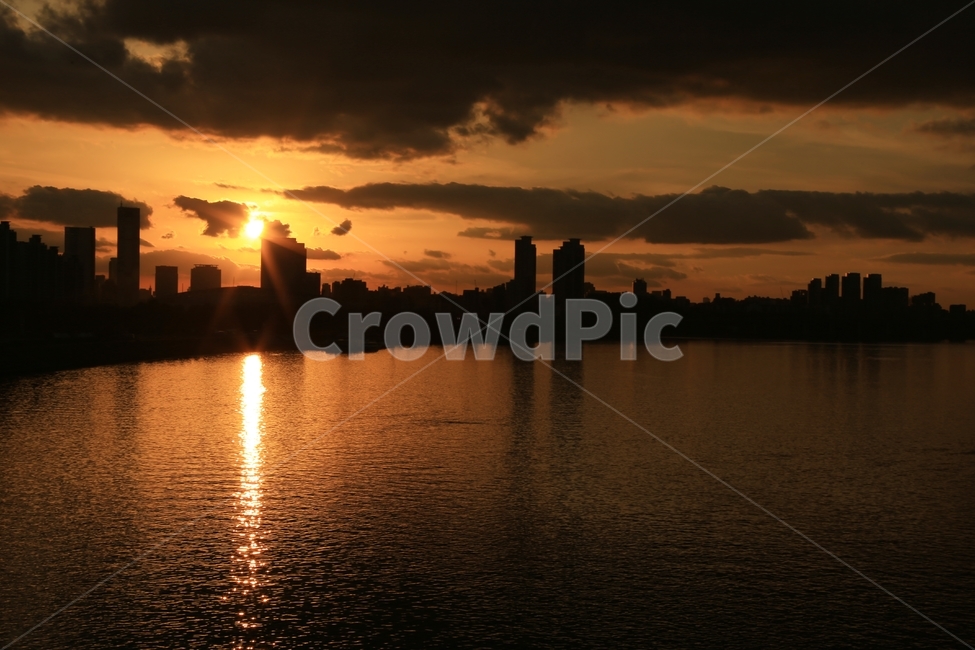 노을,한강,해질녘,서울,야경,스카이라인,황금빛,구름,강물,도시,실루엣,sunset,seoul,hanriver,nightview,clouds,goldcolor,skyline,riverview,도시,풍경,city,landscape,nature,자연,light,빛,flare,플레어,outdoors,옥외,sunlight,햇빛