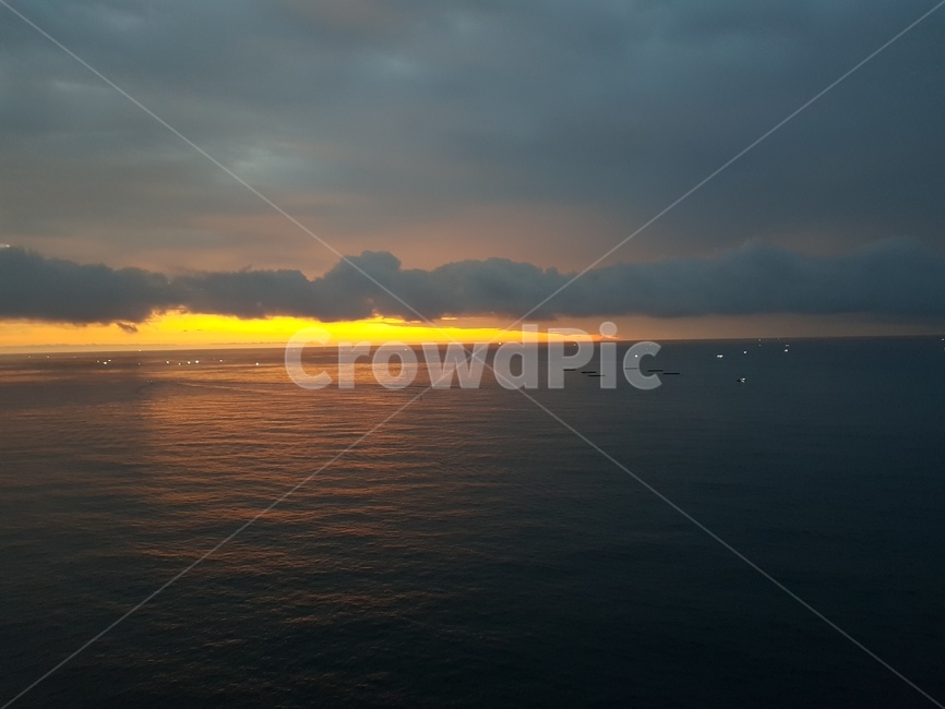 배경,일출,바다,해돋이,파도,자연,풍경,nature,landscape,outdoors,옥외,sunlight,햇빛,dawn,새벽,red sky,붉은 하늘,sunset,일몰,sky,하늘,dusk,황혼