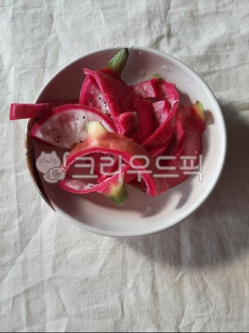 food,음식,껍질,용과,껍데기,과일껍질,용과껍질,용과껍데기,접시,그릇,plate,린넨천