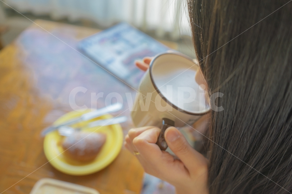 휴식,힐링,오후,카페,브런치,커피,감성,사람,사람,인물,인간,human,person,여성,여자,woman,female,lady,커피,카페,coffee,cafe,감성,sensible,feeling