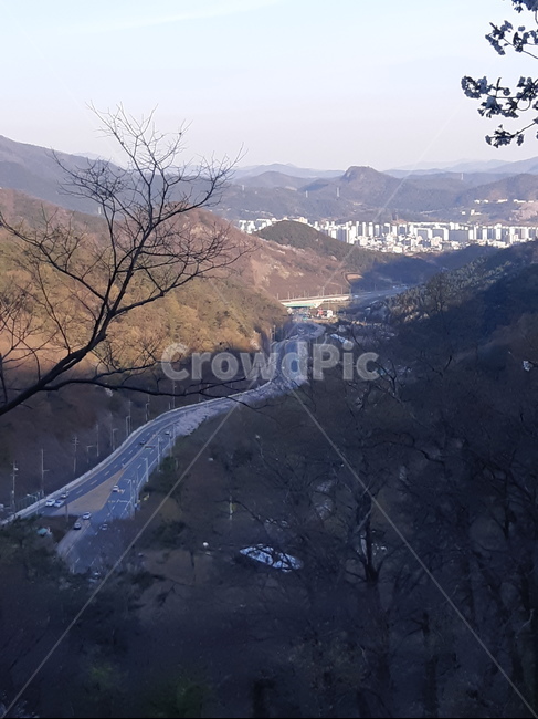 경치,풍경,언덕,언덕도로,도로,차,자동차,산,나무,아파트,너릿재