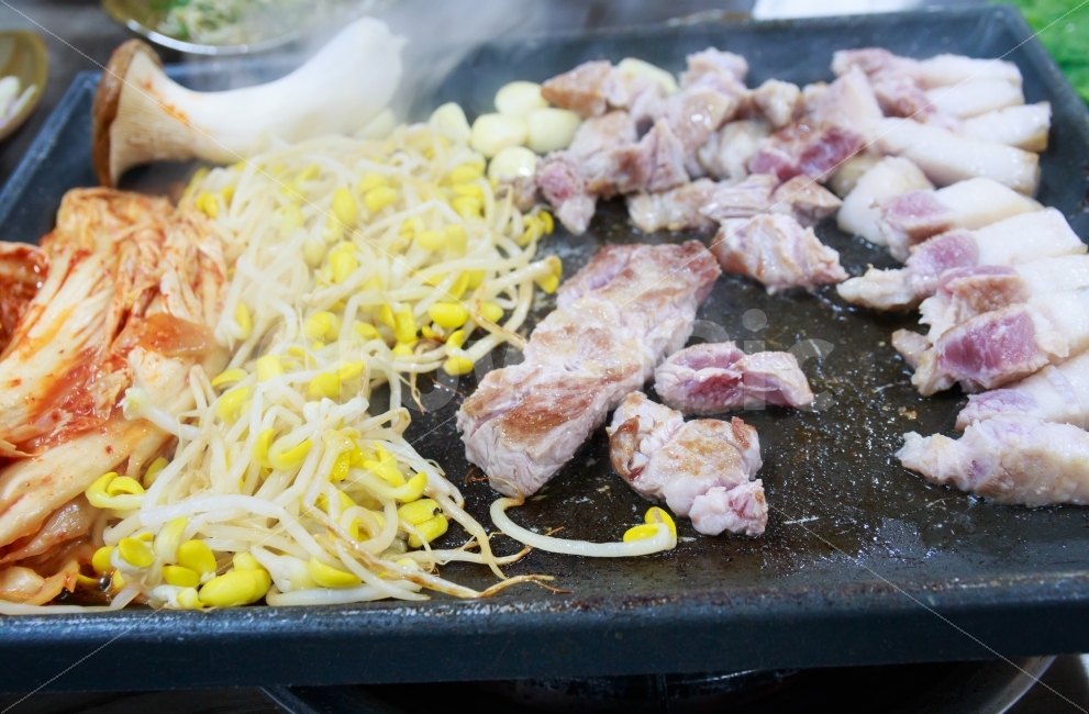 	삼겹살,목살,음식,불판,콩나물,김치,버섯,송이버섯,생고기,음식점,고기,돼지고기,돼지,흑돼지,맛있는,먹음직스러운,연기,저녁,회식,요리,음식,식재료,요리,food,cook,meal,dishes,food reserves,육류,고기,meat,한식,한국음식,한국요리,korean food,korean dishes,korean meal,korean cook
