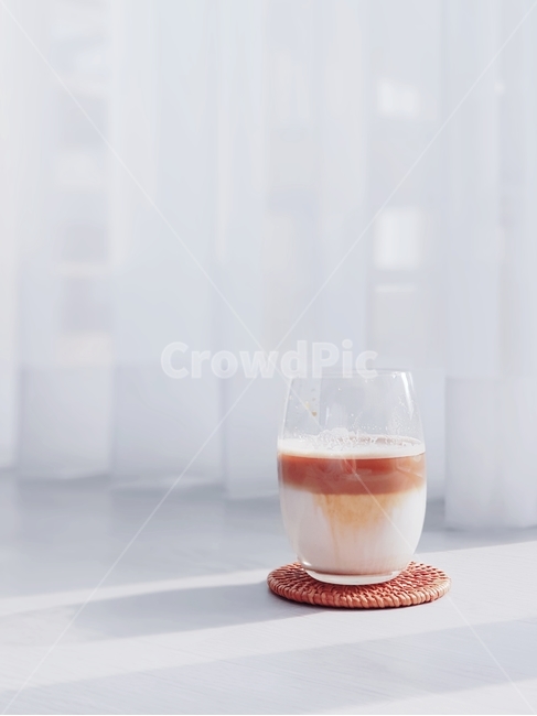 커피,커텐,청량,라떼,청순,커튼,하늘하늘,우유,컵,햇살,커피,카페,coffee,cafe