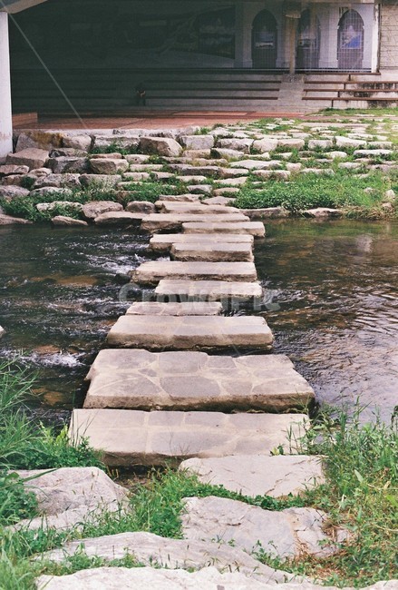돌다리,walkway,보도,path,통로,flagstone,판석,석사천,춘천,냇가,천,하천,시냇물