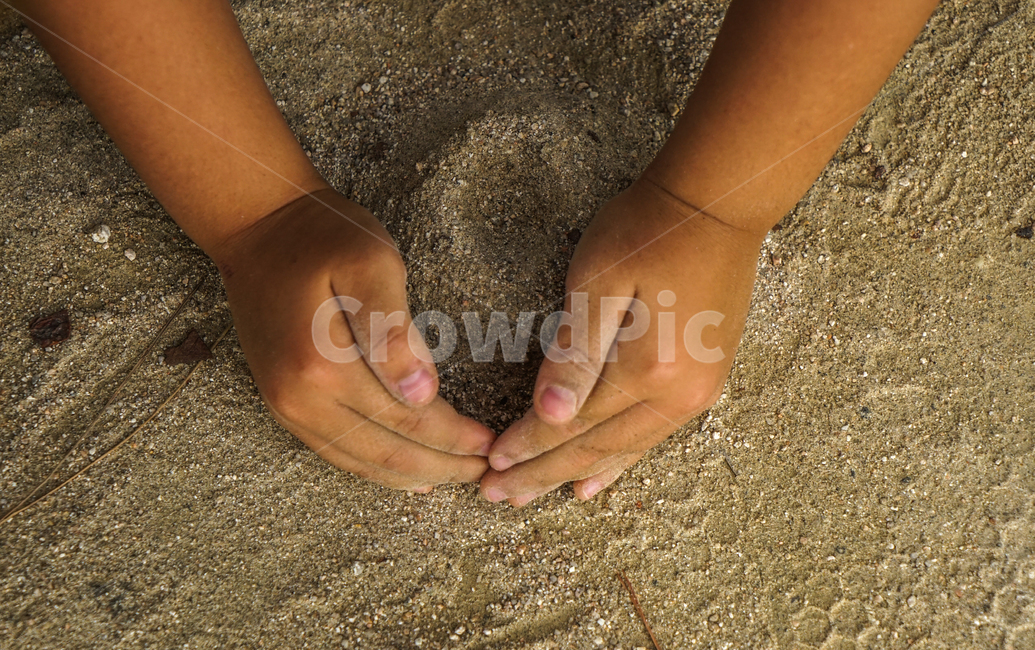 손,흙,모래,놀이,아이,자연,팔,해변,바다,beach,sea,사람,인물,인간,human,person,신체일부,몸,body,어린이,어린아이,child,children,kid