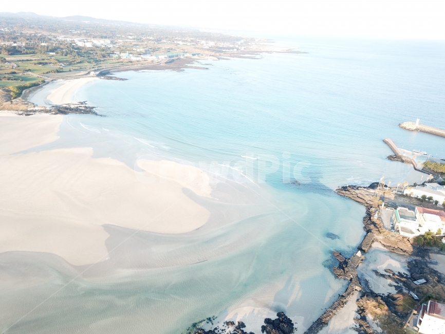 표선해수욕장,에메랄드빛바다,표선해안,백사장,드론사진,자연,풍경,nature,landscape,한국자연풍경,한국자연경관,korea nature landscape,해변,바다,beach,sea,제주도,jeju,jeju island,land,땅,outdoors,옥외,scenery,경치,water,물,ocean,대양,shoreline,해안선