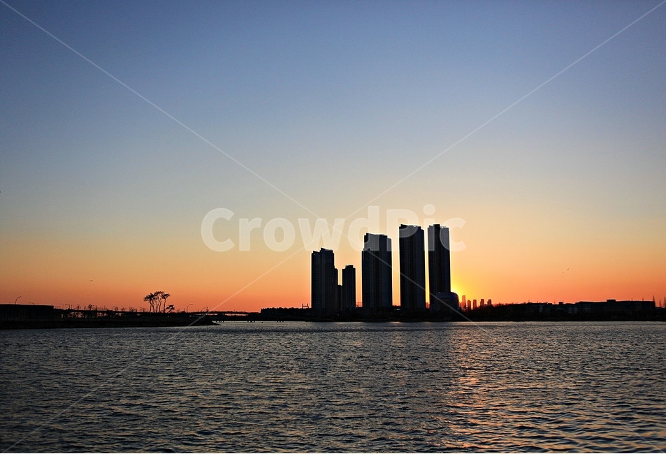 바다,아파트,빛,풍경,자연,배경,도시,풍경,city,landscape,한국도시풍경,한국도시경관,korea cityscape,실루엣,그림자,silhouette,shadow,nature,outdoors,옥외,dusk,황혼,dawn,새벽,sky,하늘,red sky,붉은 하늘,sunset,일몰