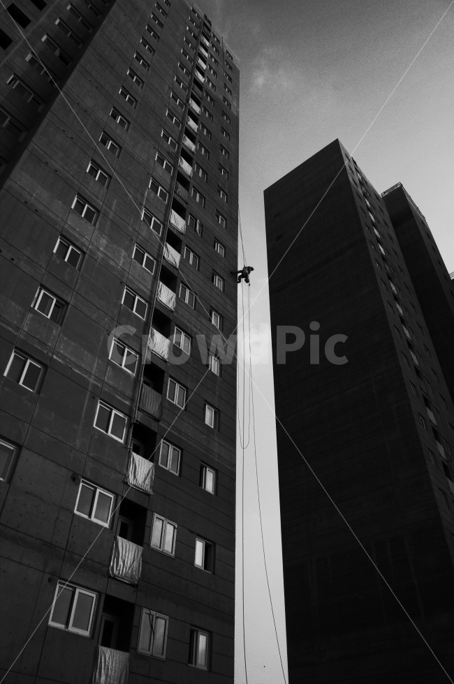 공사,현장,인부,고소작업,밧줄타기,도시,풍경,city,landscape,사람,인물,인간,human,person,흑백,모노톤,monochrome,black and white,산업,industry,industrial,건설업,건축업,construction industry,건축물,건물외관,exterior,building,structure,architecture,construction,office building,사무실 건물,건물,high rise,고층 건물,urban,어반,town,시티