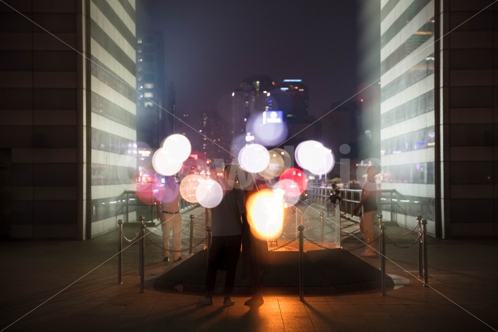 연인,횃불,올림픽공원,데이트,물방울,감성,도시,풍경,city,landscape,사람,인물,인간,human,person,감정표현,기분,feeling,emotion,연인,커플,사랑,lover,couple,감성,sensible,연출,컨셉,콘셉,direction,concept,lighting,조명