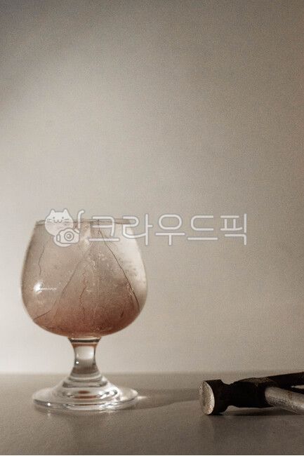 상처,hurt,ice,glass,얼음,컵,유리컵,crack,틈새,갈라짐,깨짐,broken