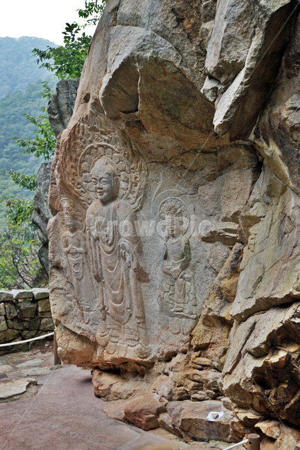 Seosan Yeorae Rock Rock Triad Statue,Seosan,Shakyamuni Buddha,Jehwagala Bodhisattva,Rockcarved Buddha,Maitreya Bangasayusang Statue,National Treasure No 84,Yonghyeonri,Baekjes smile,Samjon Rockcarved Buddha Statue