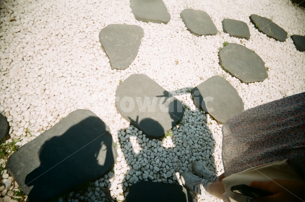 사람,people,friend,그림자,바닥,돌,자연,필름사진