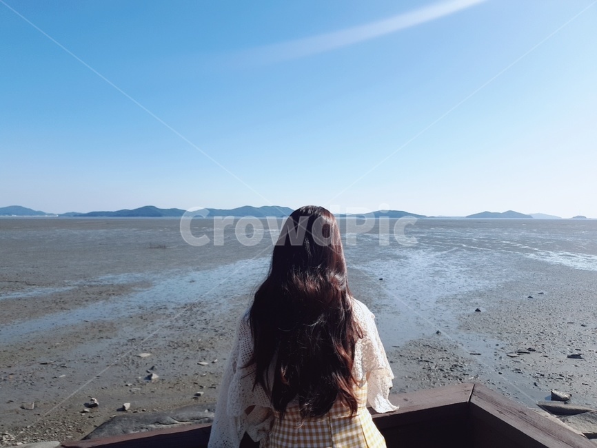 clothing,human,의류,인간,apparel,person,의복,사람,woman,여자,뒷모습,외로움,예쁜여자,기분,감정표현,갯벌,바다,여성,여자,woman,female,lady