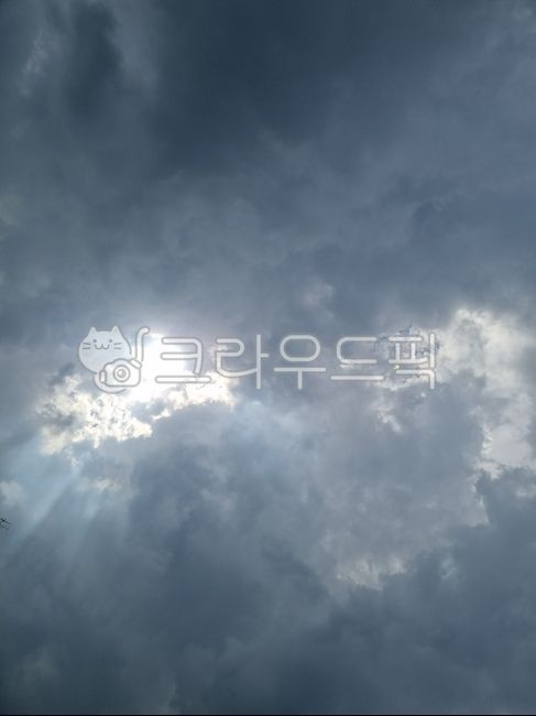 sky,light,dark clouds,ray of light,black clouds