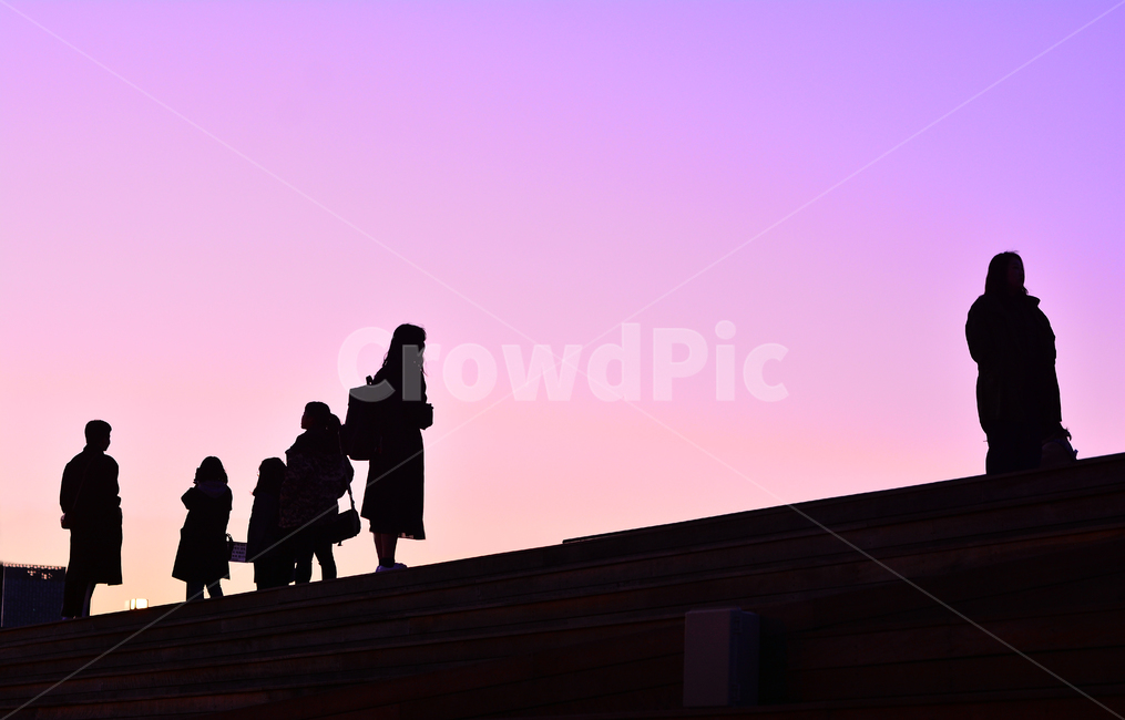 사람,색감,남녀,노을,석양,해질무렵,sunset,일몰,바라보다,하늘,실루엣,silhouette,생각,현대인,보라색,퍼플,purple,사람들,대중,군중,other people,crowd,인물실루엣,사람실루엣,character silhouette,human silhouette,person,human,인간,handrail,난간,banister