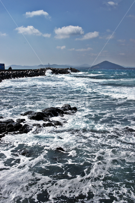 해안길,우도,제주,올레11코스,올레,구름,방파제,해안,파도,포말,자연,풍경,nature,landscape,한국자연풍경,한국자연경관,korea nature landscape,제주도,jeju,jeju island,outdoors,옥외,ocean,대양,water,물,sea,바다,promontory,곶