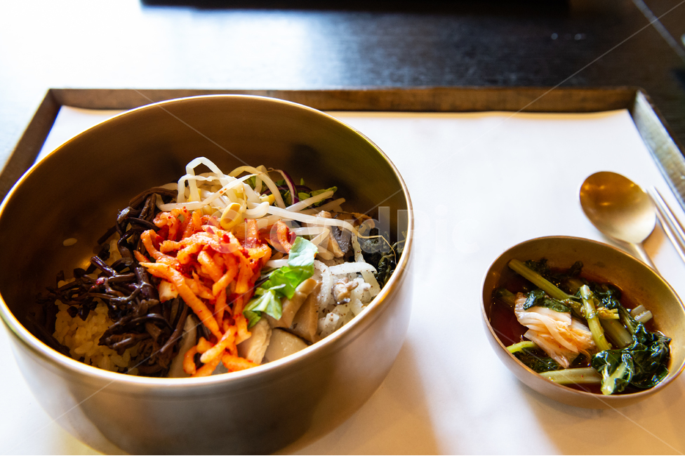 비빔밥,건강식,채소,쌀,콩나물,버섯,고사리,무채,열무김치,김치,숟가락,젓가락,나무쟁반,종이,식기,놋그릇,전통,음식,대한민국,brassware,bibimbab,bibimbap,spoon,chopstick,paper,wooden,tray,dish,bowl,healthy,음식,식재료,요리,food,cook,meal,dishes,food reserves,한식,한국음식,한국요리,korean food,korean dishes,korean meal,korean cook