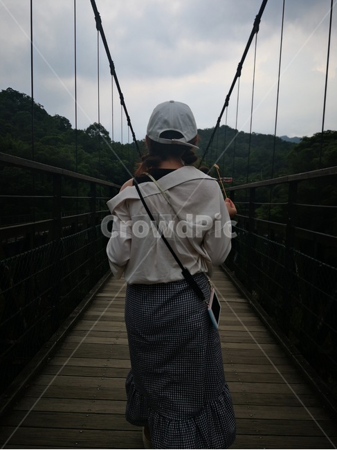 흔들다리,뒷모습,여자뒷모습,모자쓴모습,양갈래머리