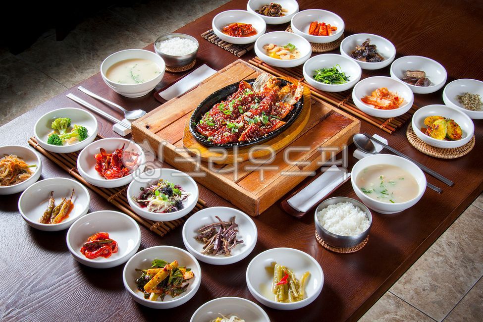 tray,Korean table,cucumber,Seasoned crab sauce,green onion,Hwangtaeguk,side dish,Squid skin color,Hanjeongsik,bamboo stand,Seasoned deodeok,healthy food,Traditional food,plate holder,Dried pollack set meal,nutritious food,Korean restaurant,delicacy,Dried 