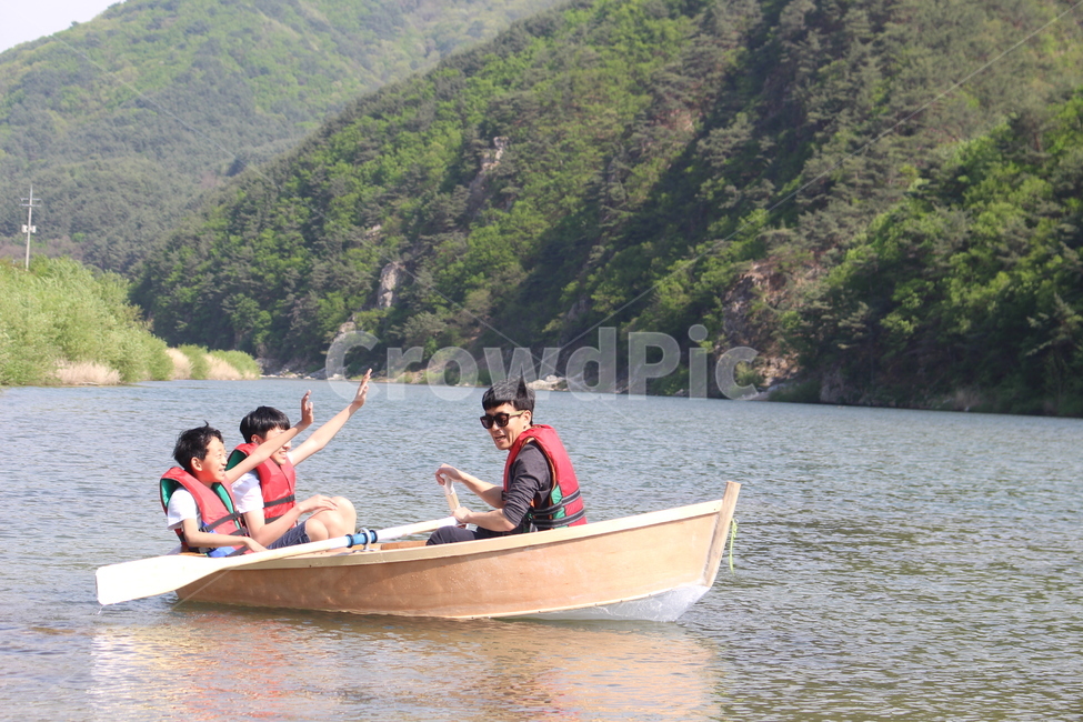 boat,보트,canoe,카누,rowboat,노젓는배,human,인간,person,사람