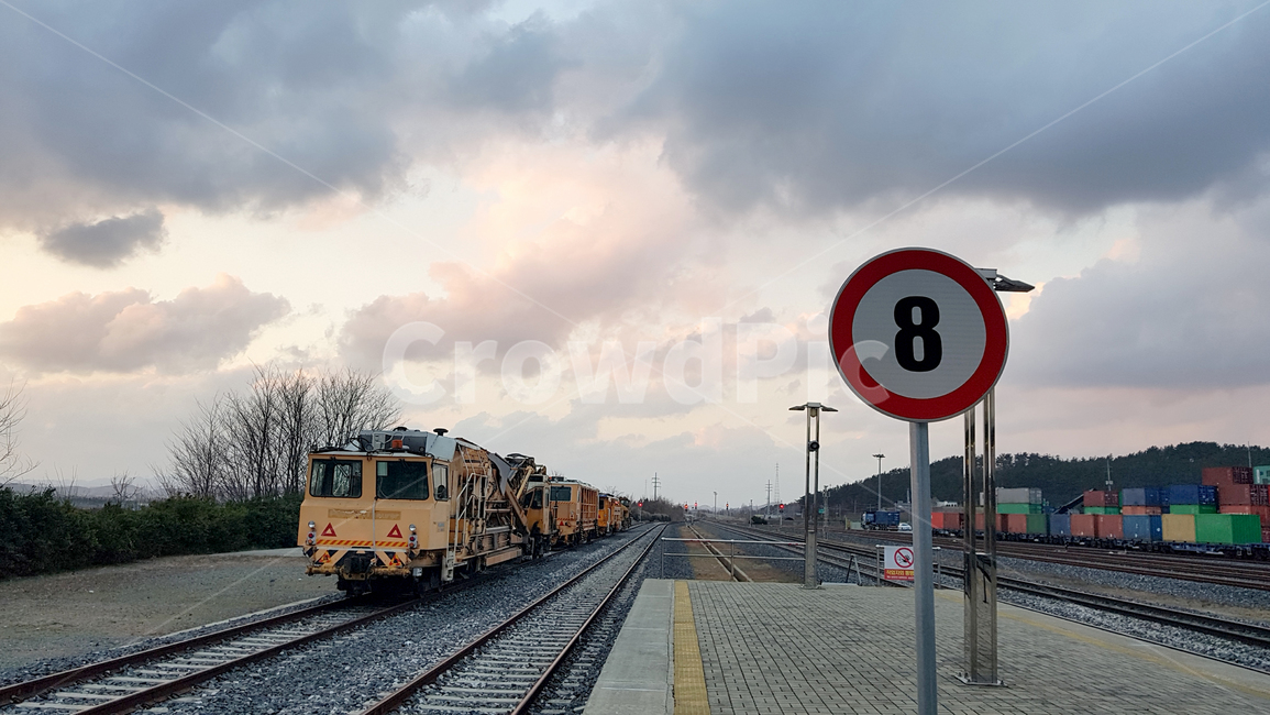 기차역,기차,철도,표지판,transportation,교통,rail,레일,traintrack,기찻길,기차길,railway,철길,철로,구름,하늘,감성,열차