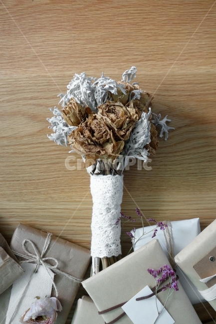 gift,dryflower,deco,string,woodbackground,dried flower,paper packaging,dried bouquet,gift box,prop,tag,event,decoration,dried flowers,texture,accessories,ribbon,packaging,flower,wrapping paper,gift wrapping,giftbox,frame,object