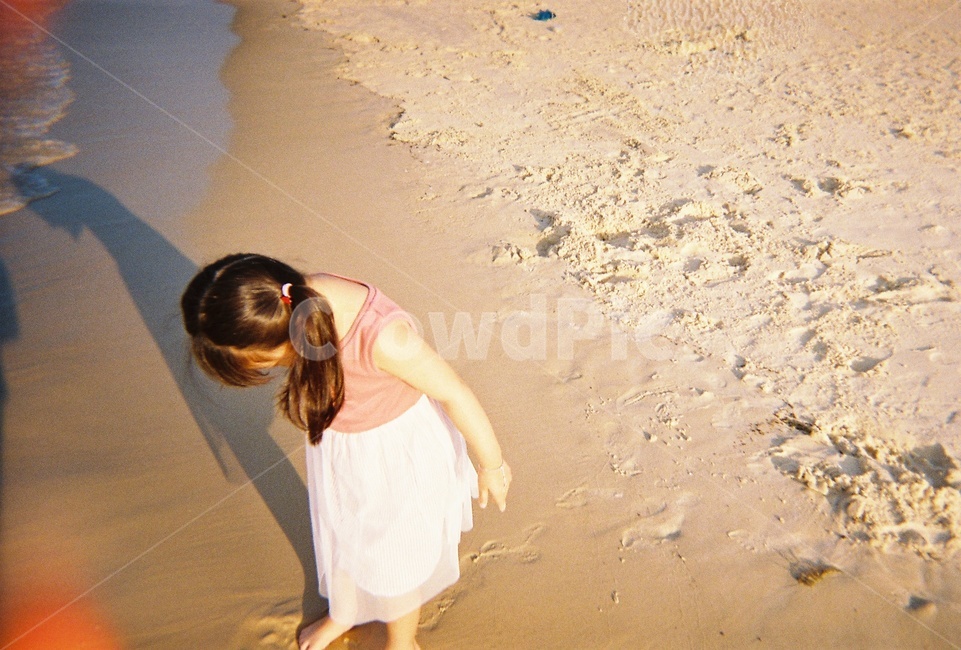 소녀,바다,아이,어린이,해변,여행,모래,모래사장,물놀이,여름,해변,바다,beach,sea,사람,인물,인간,human,person,어린이,어린아이,child,children,kid